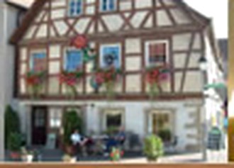 Fachwerkfassade des Gasthauses Rose mit Blumenschmuck